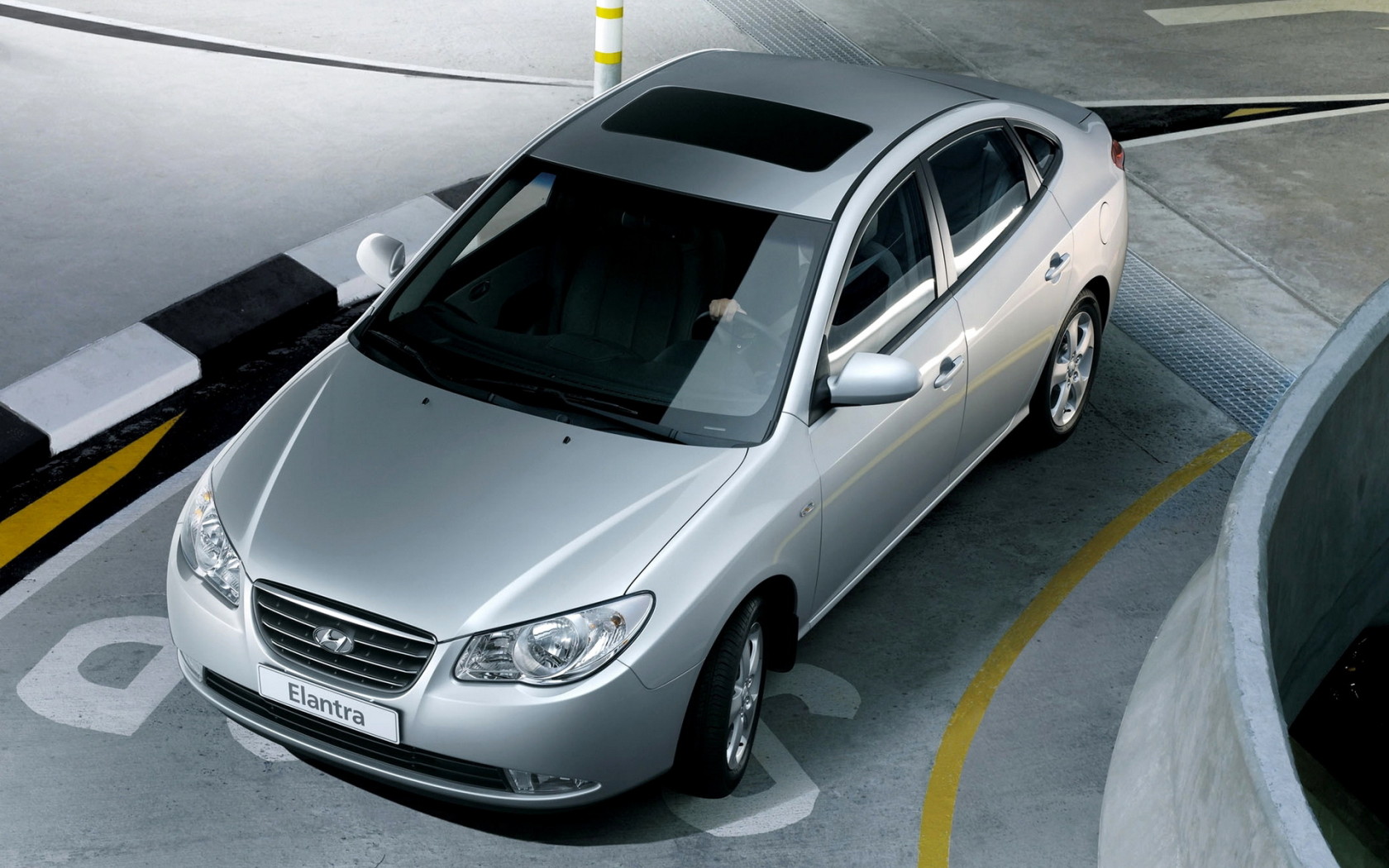Хендай Элантра выезжая из паркинга