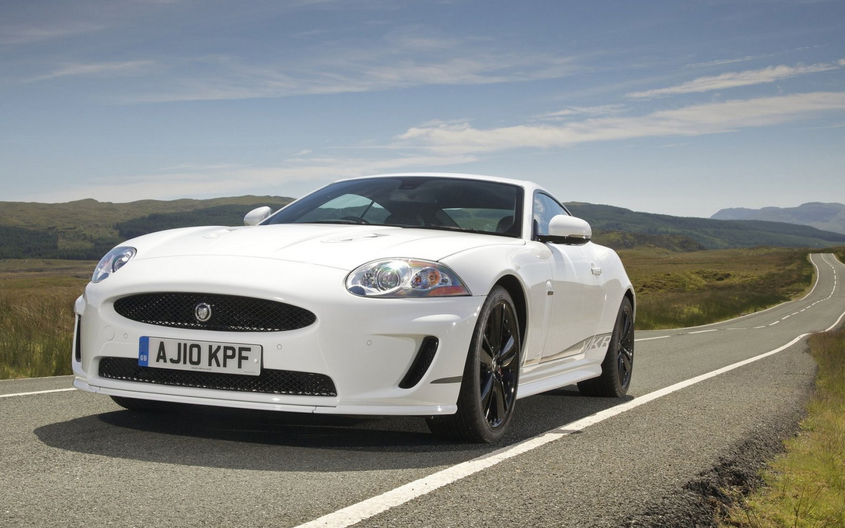 Новый Ягуар-XKR в движении