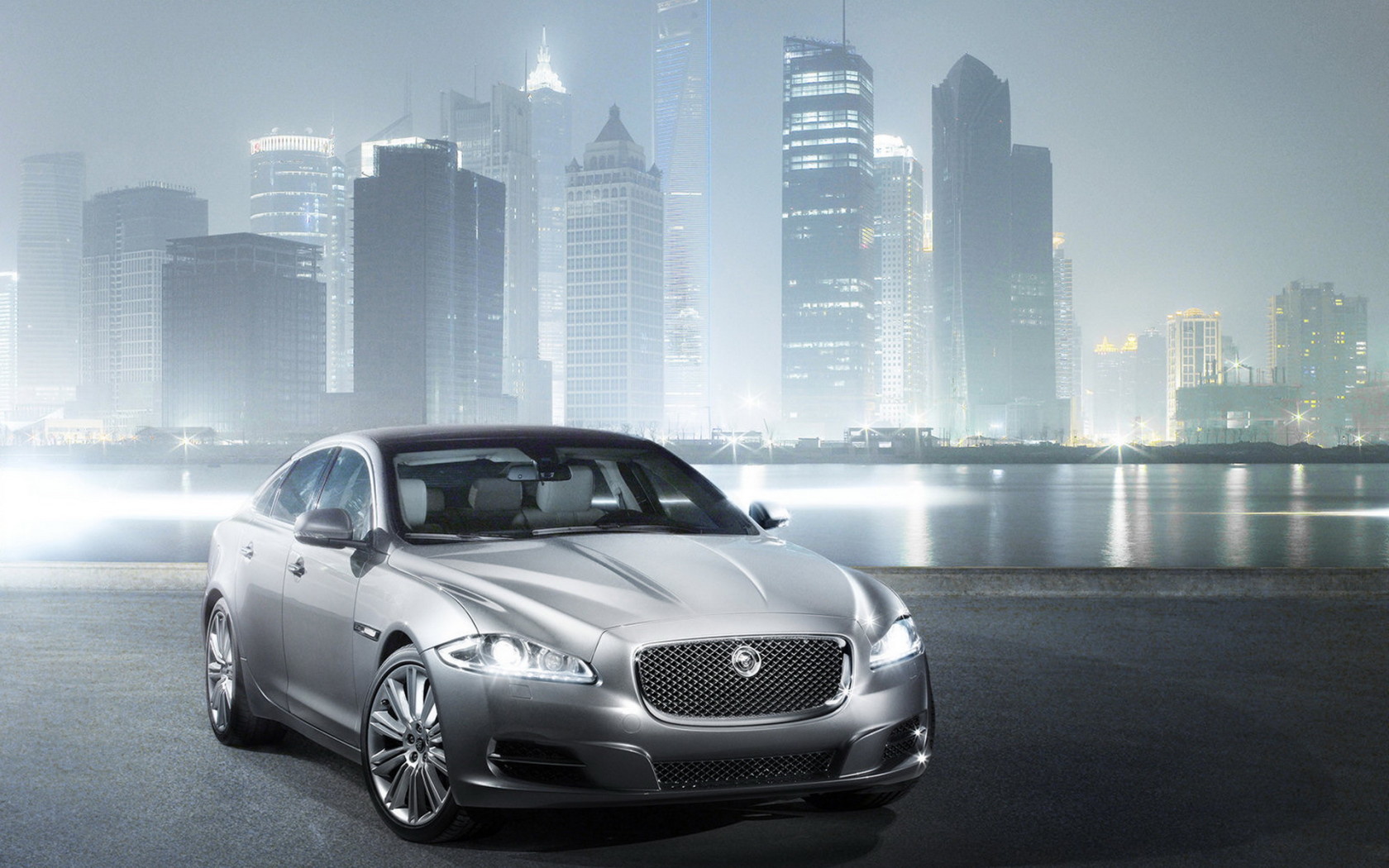 Jaguar XJ на фоне города