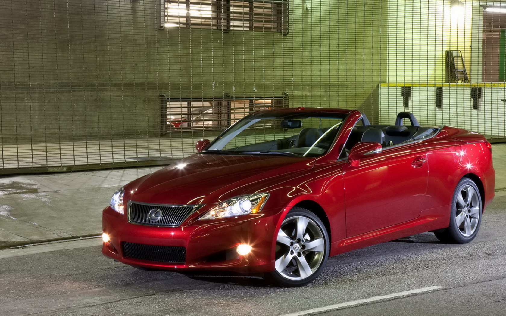 Лексус IS-350C в красном цвете