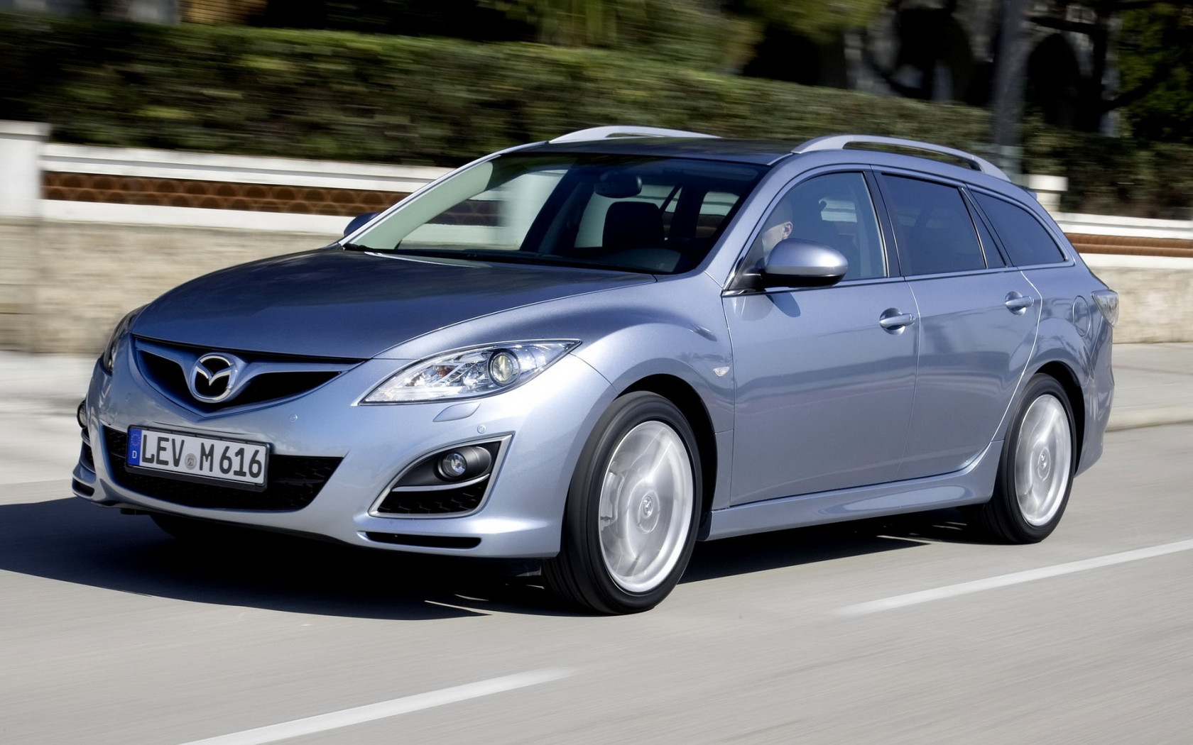 Мазда 6 универсал в движении