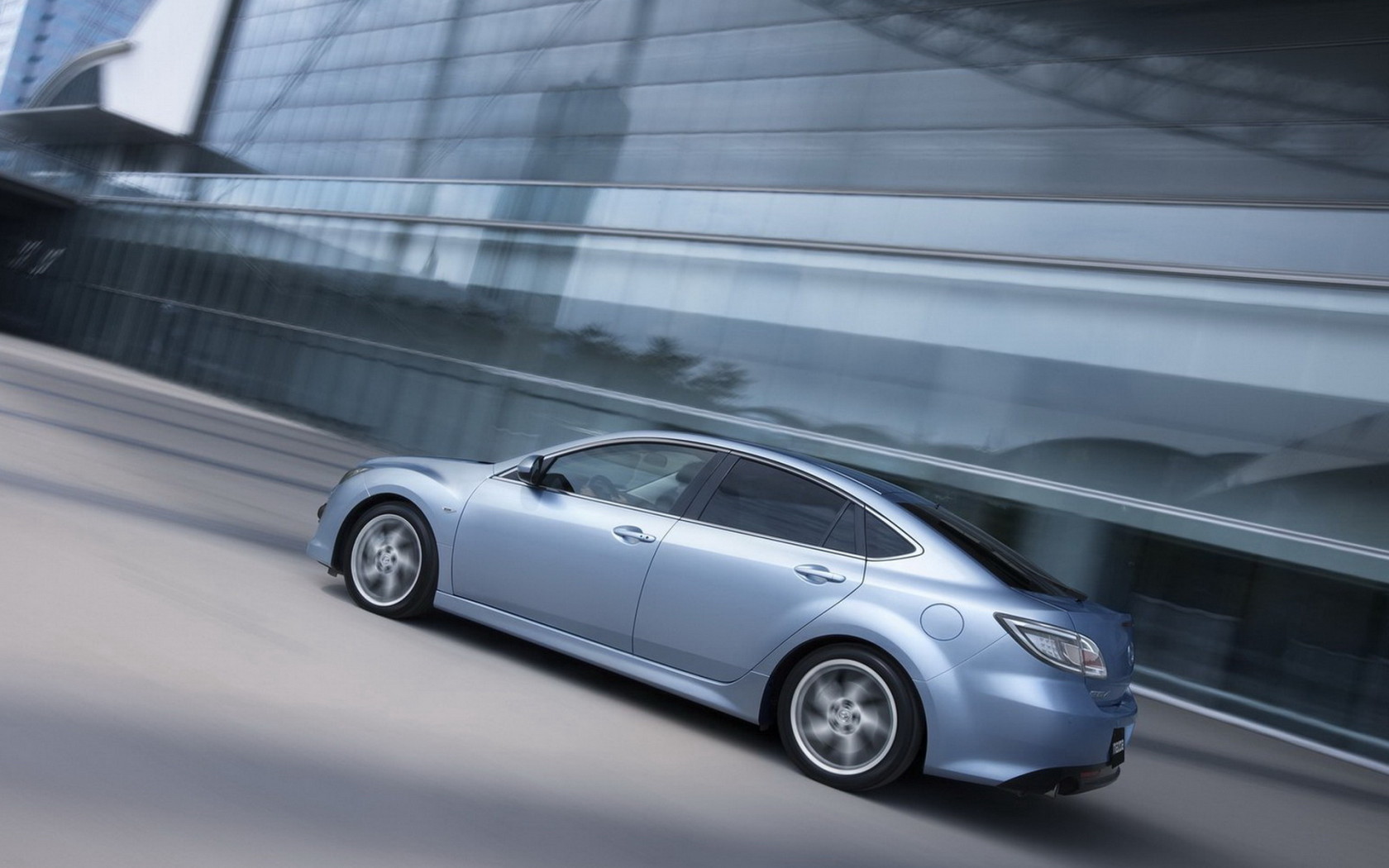 Мазда 6 в большом городе