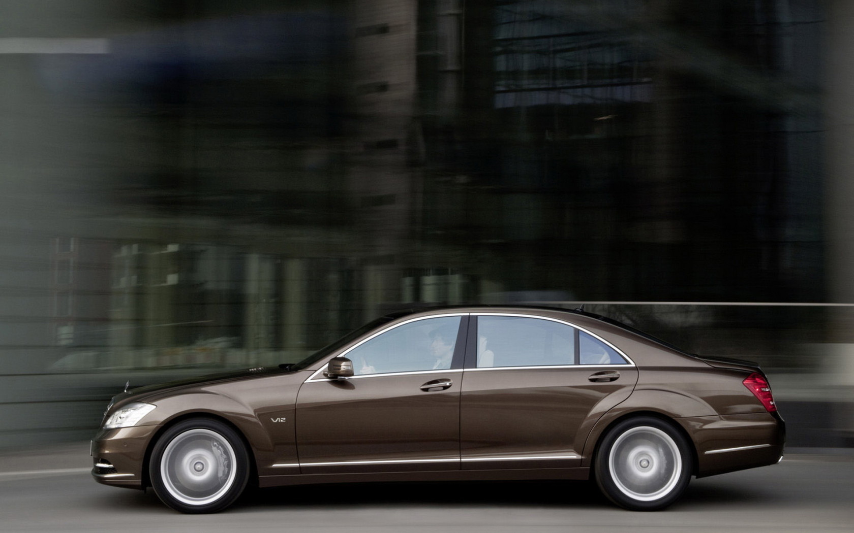 Роскошный Мерседес Бенц S класса