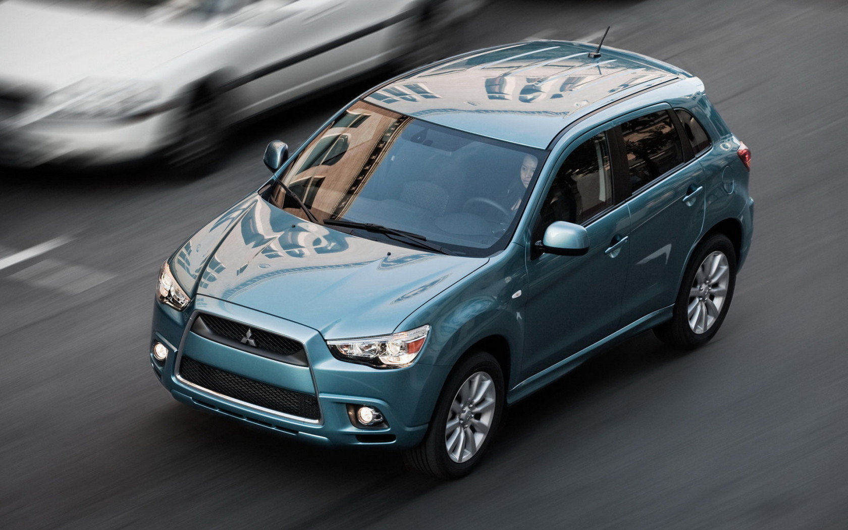 Митсубиши CUV движение по улице