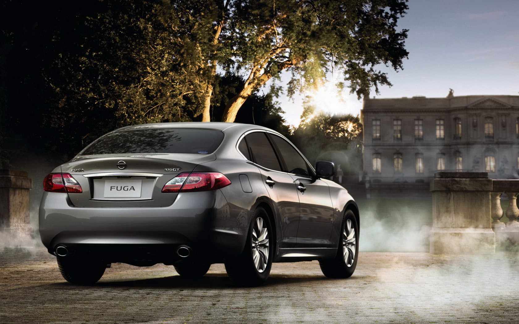 Nissan Fuga в загородном поместье