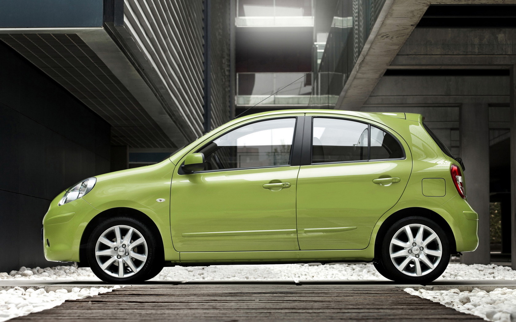 Ниссан Микра на паркинге