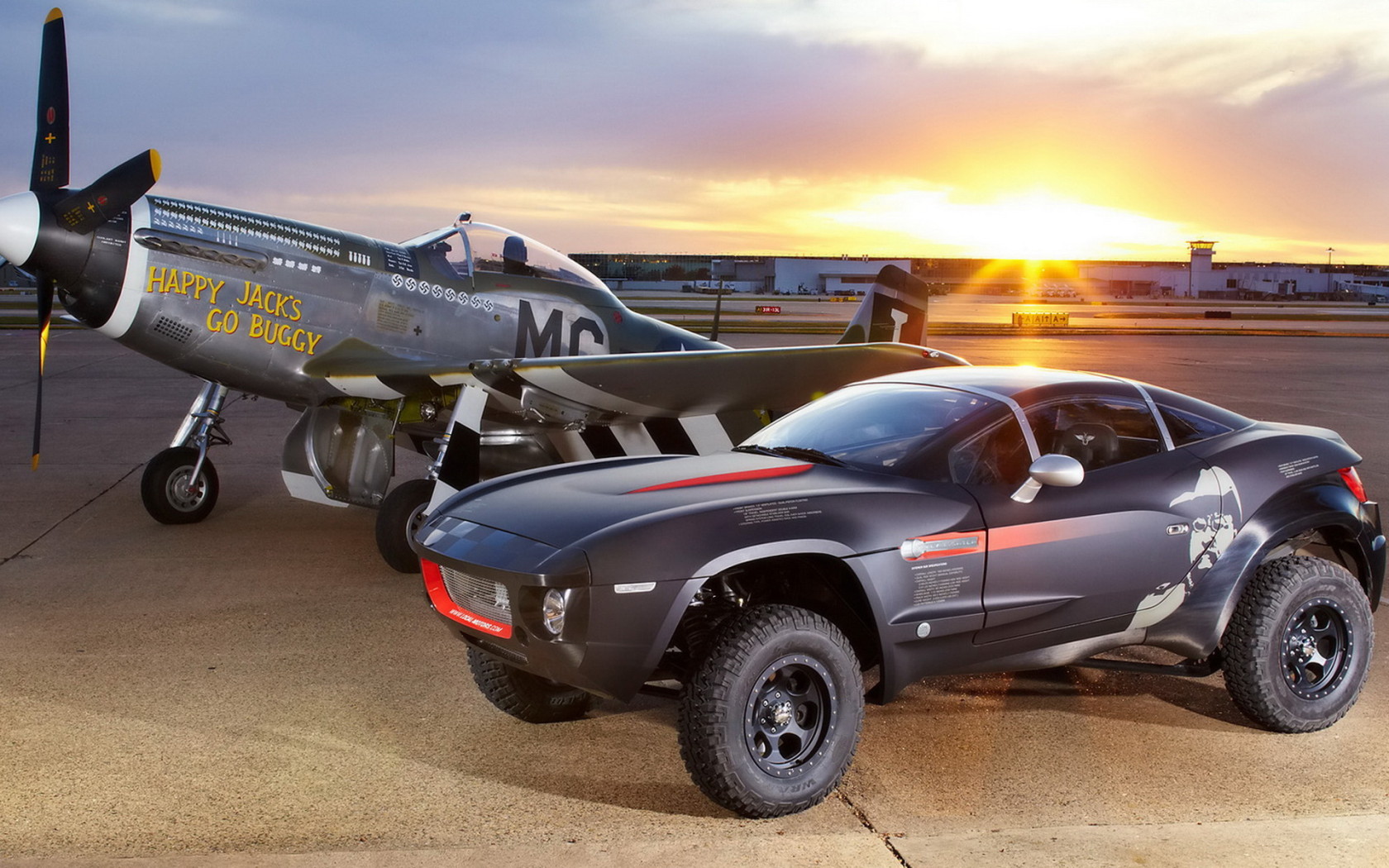 Local Motors Rally на фоне самолета