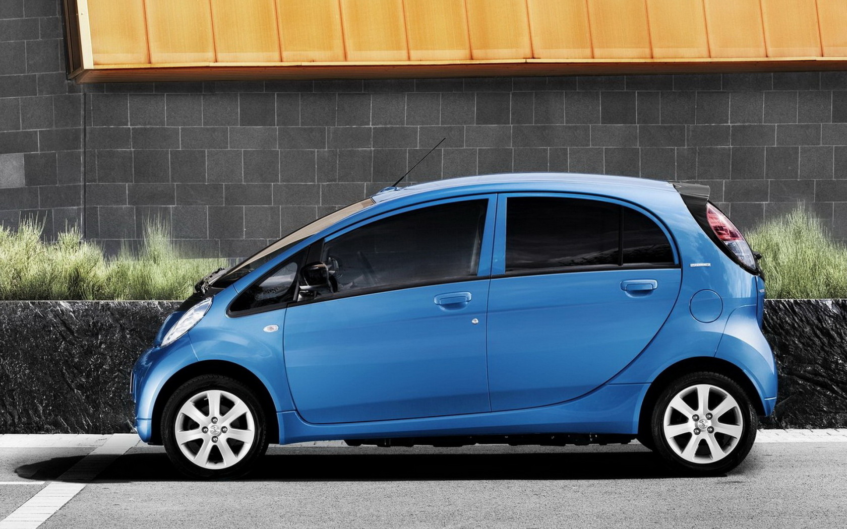 Маленький Пежо iOn 2011