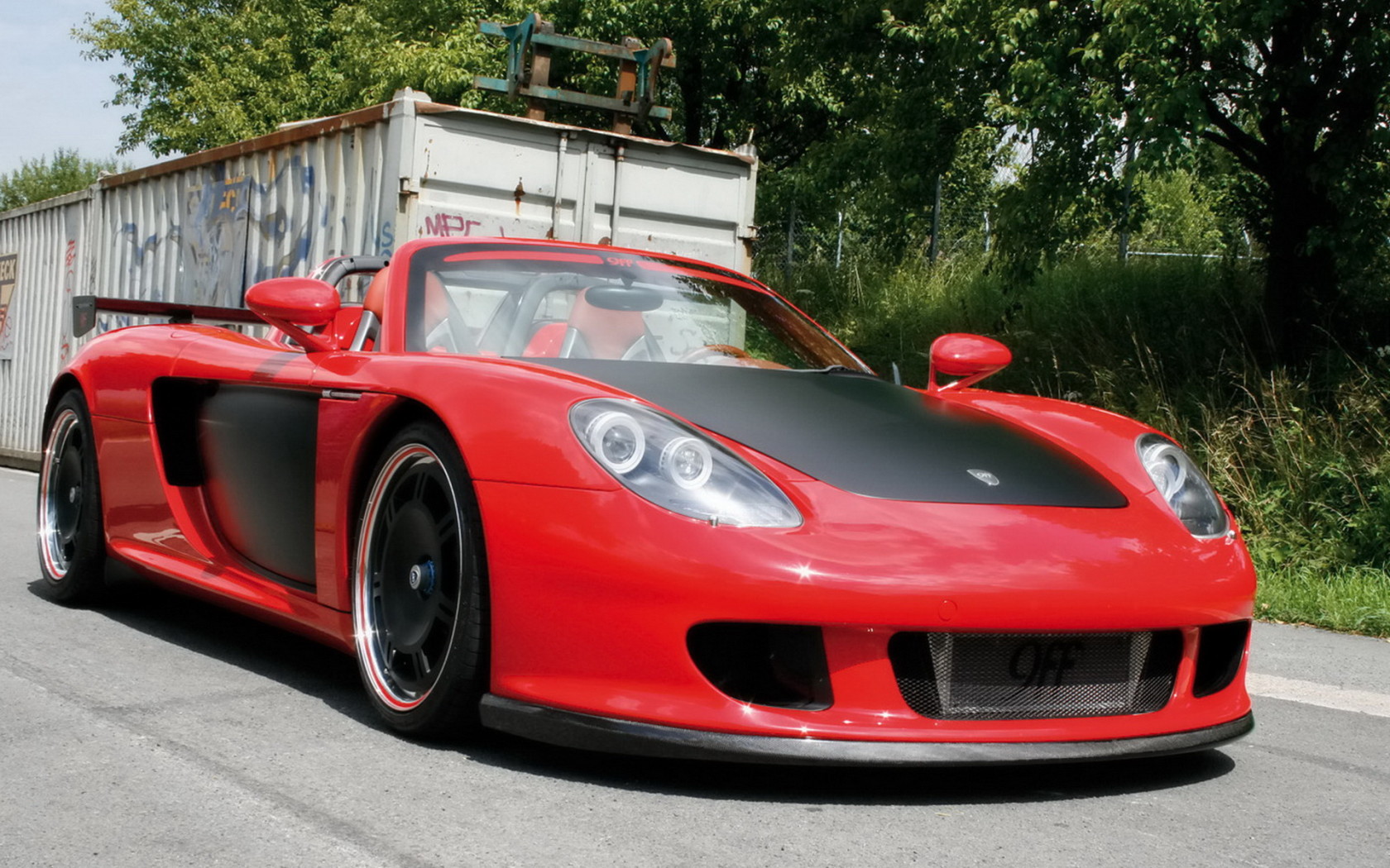 Порше ДжиТи Т900 в красном кузове