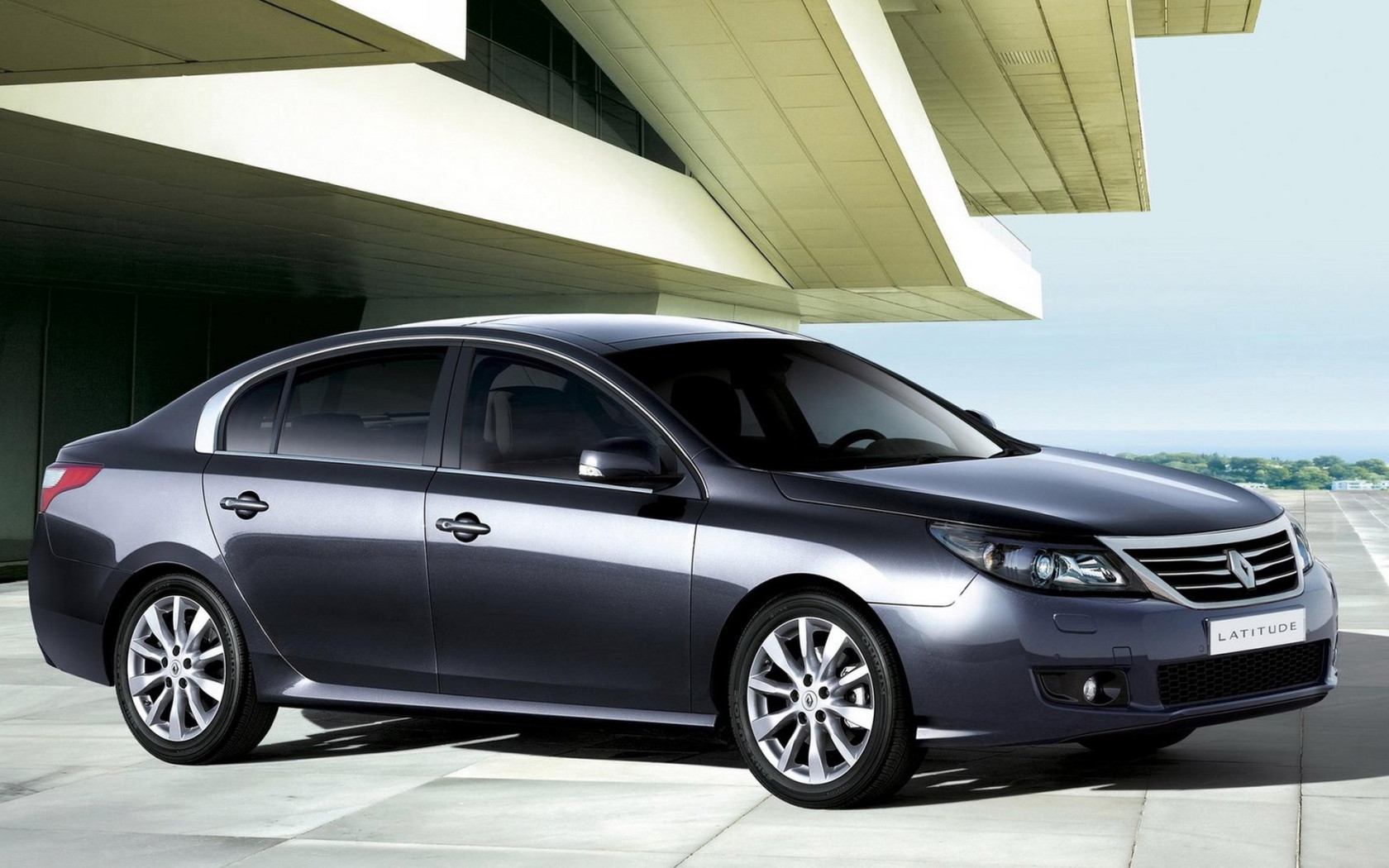 современный седан Renault-Latitude