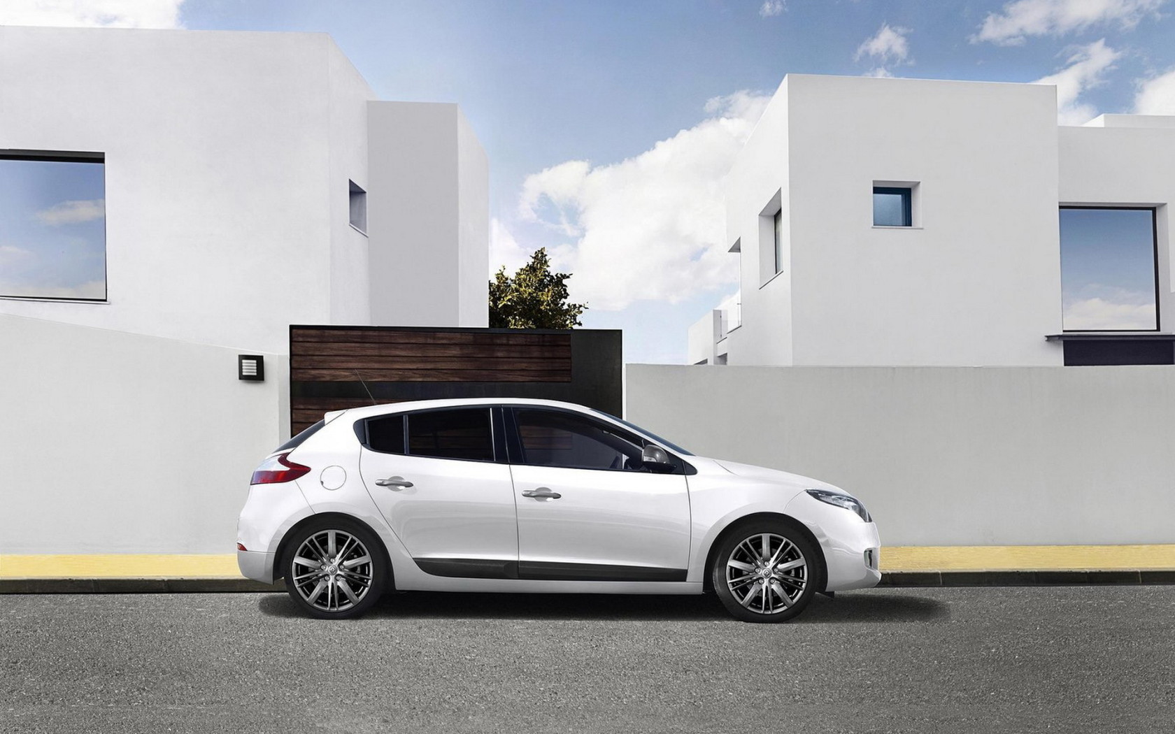 Белоснежный Рено Меган Купе