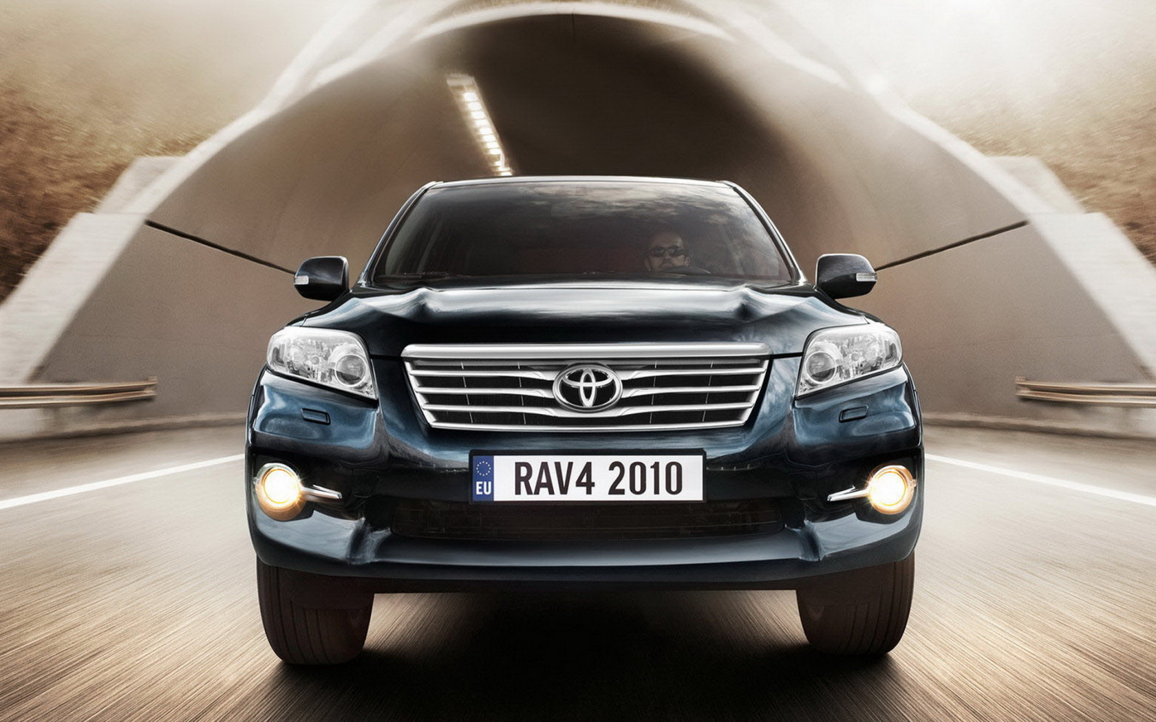 Тойота РАВ 4 выезжая из туннеля