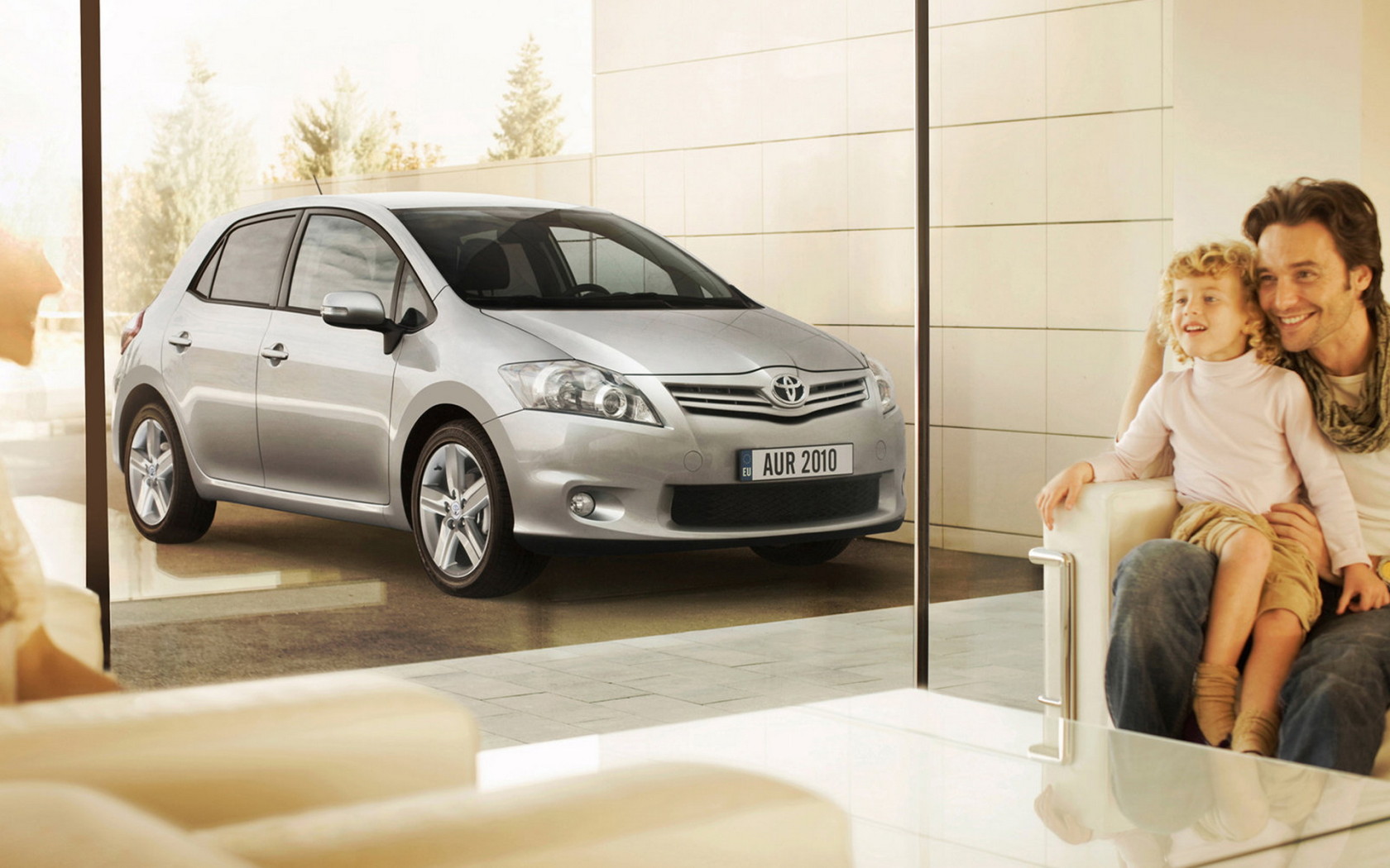 Toyota Auris возле дома