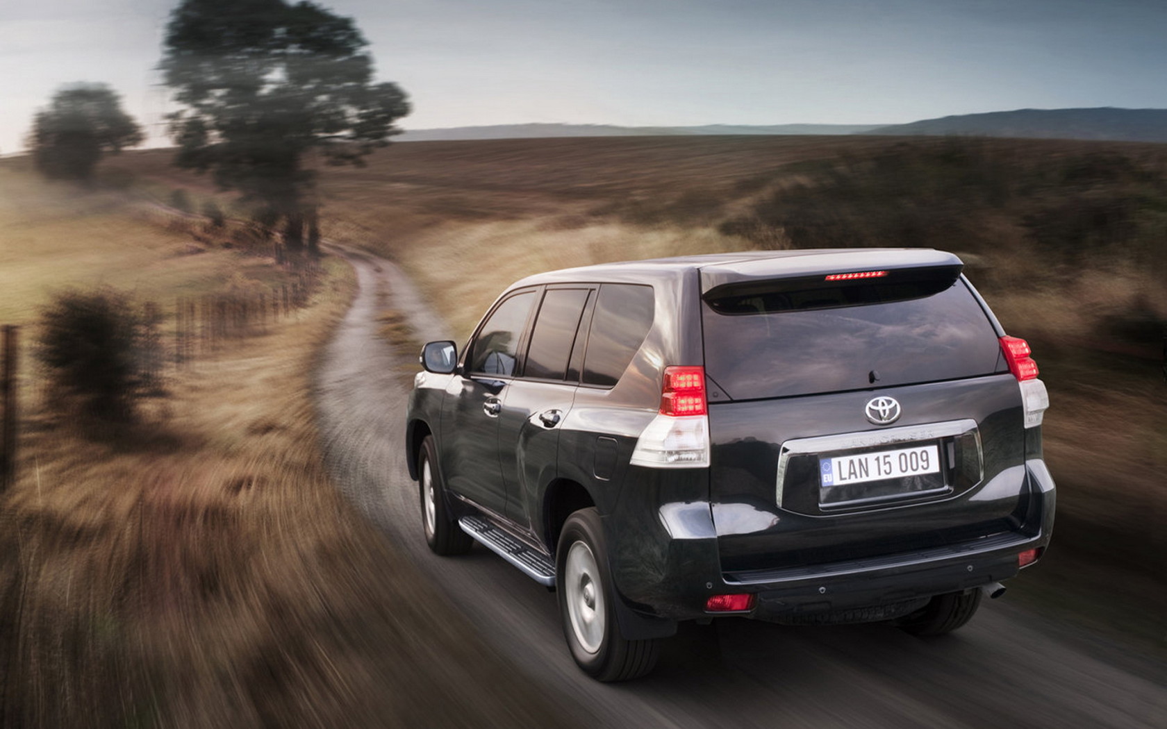 Тойота Ленд Крузер  уходя в даль