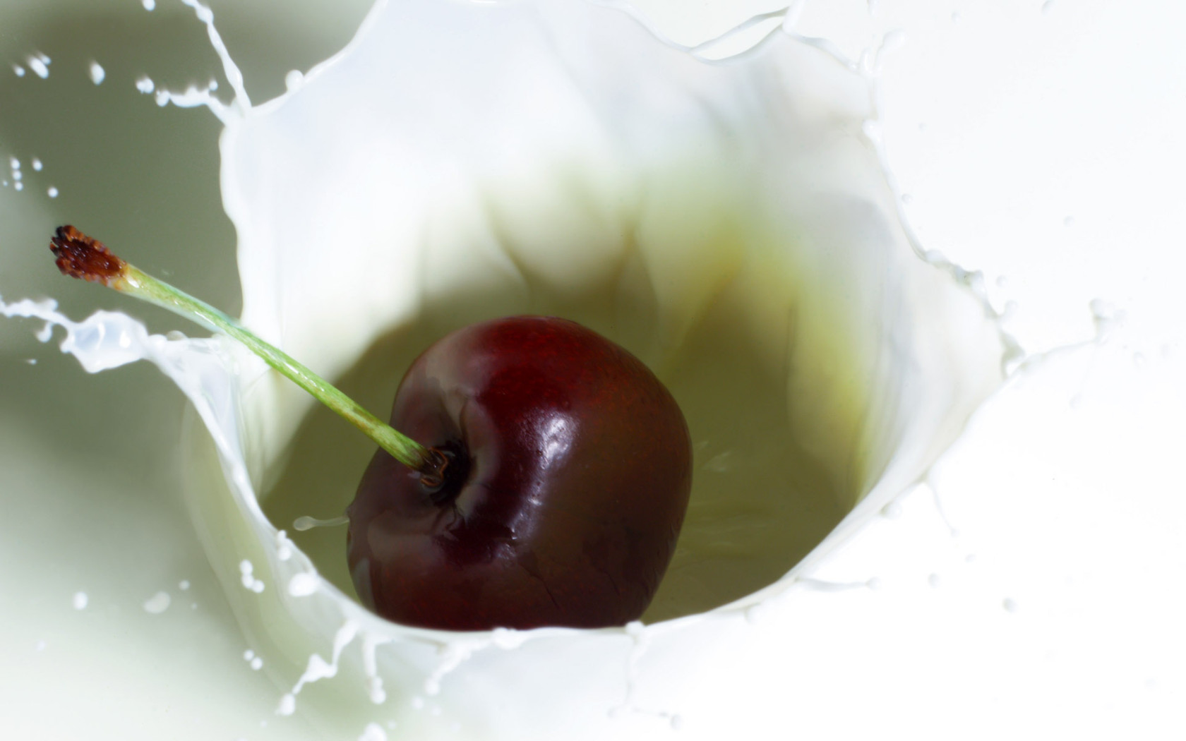 Вишня и молоко