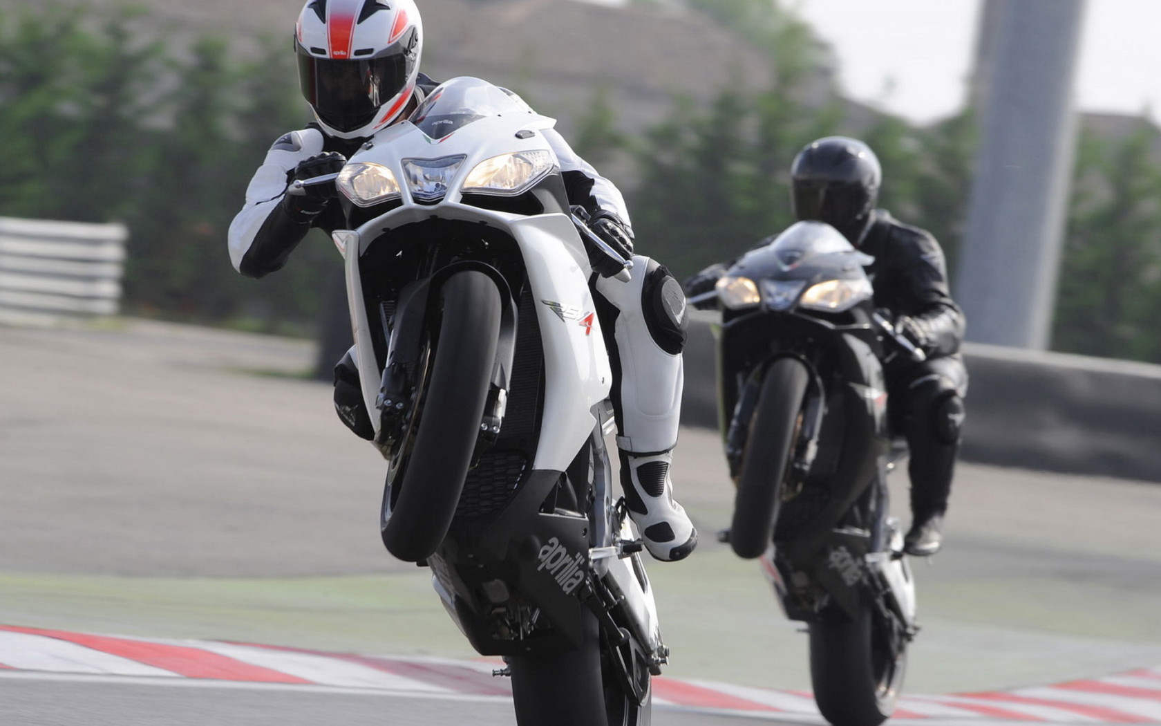 Априлиа RSV4 R на задних колесах