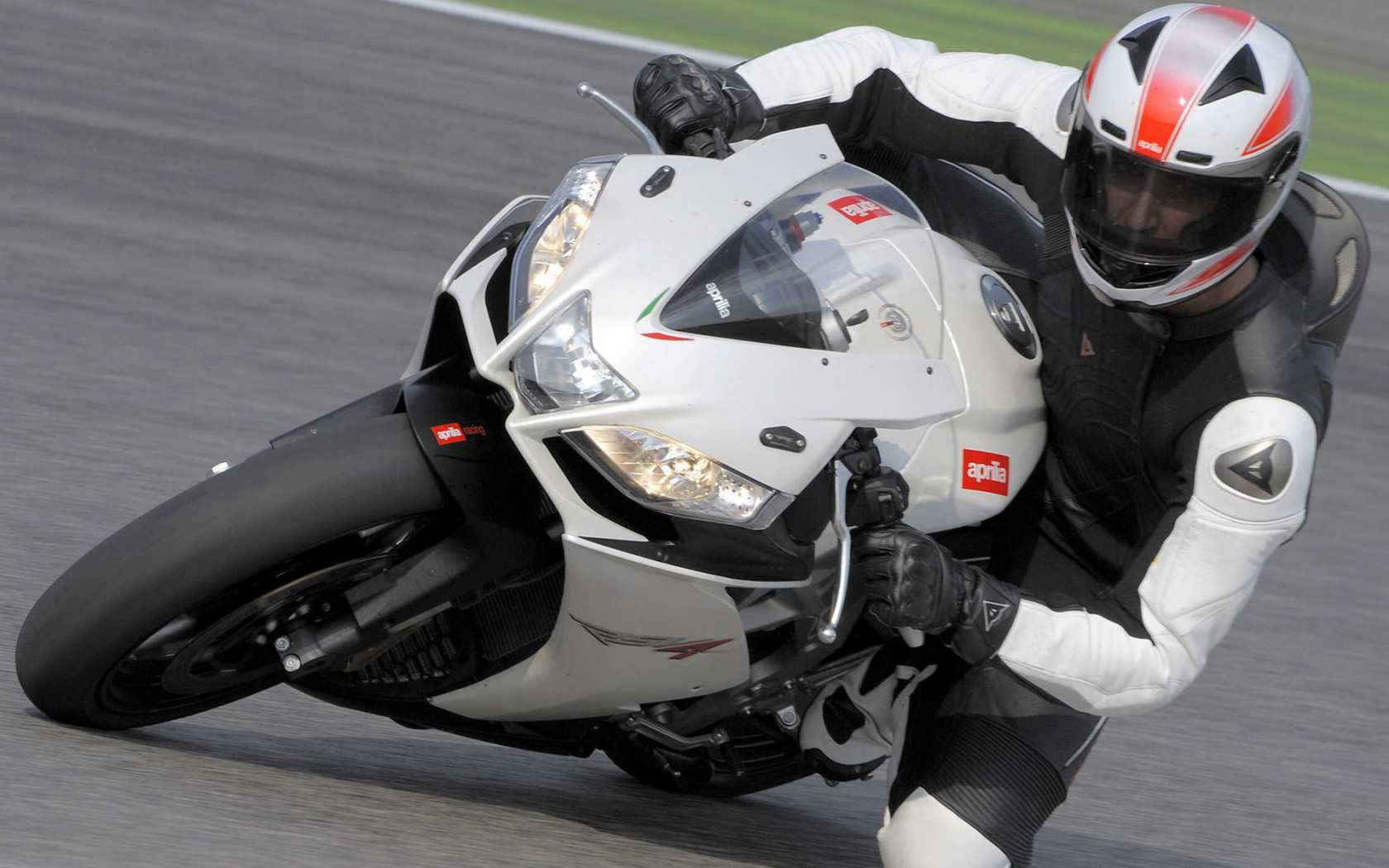 Aprilia RSV4 R на повороте