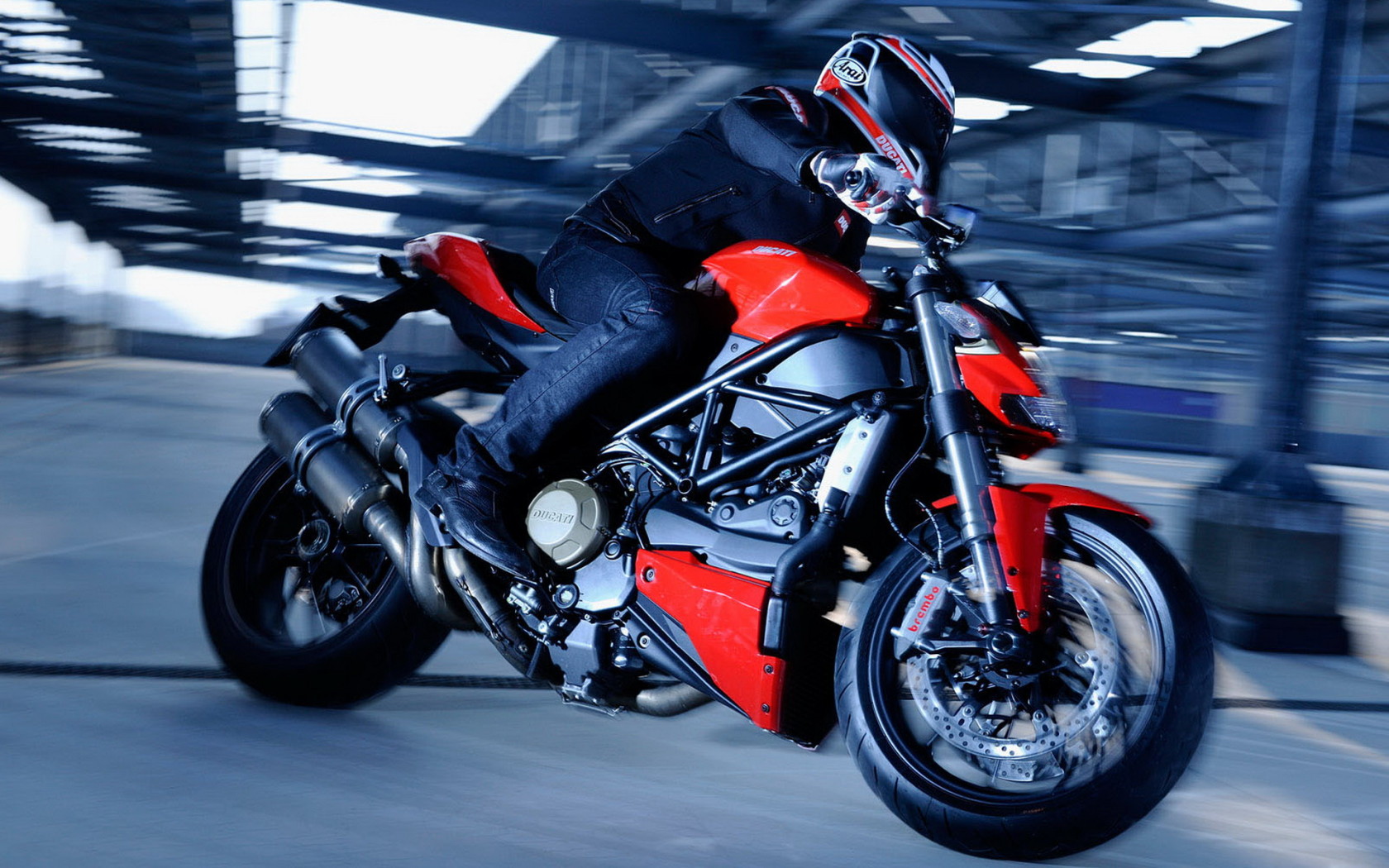 Ducati Streetfigtherx выезжая с парковки