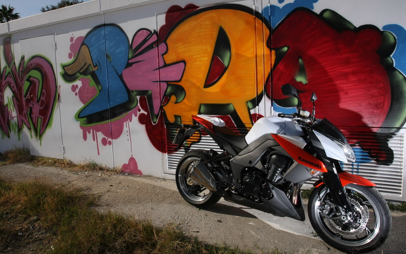 Кавасаки Z 1000 возле стены