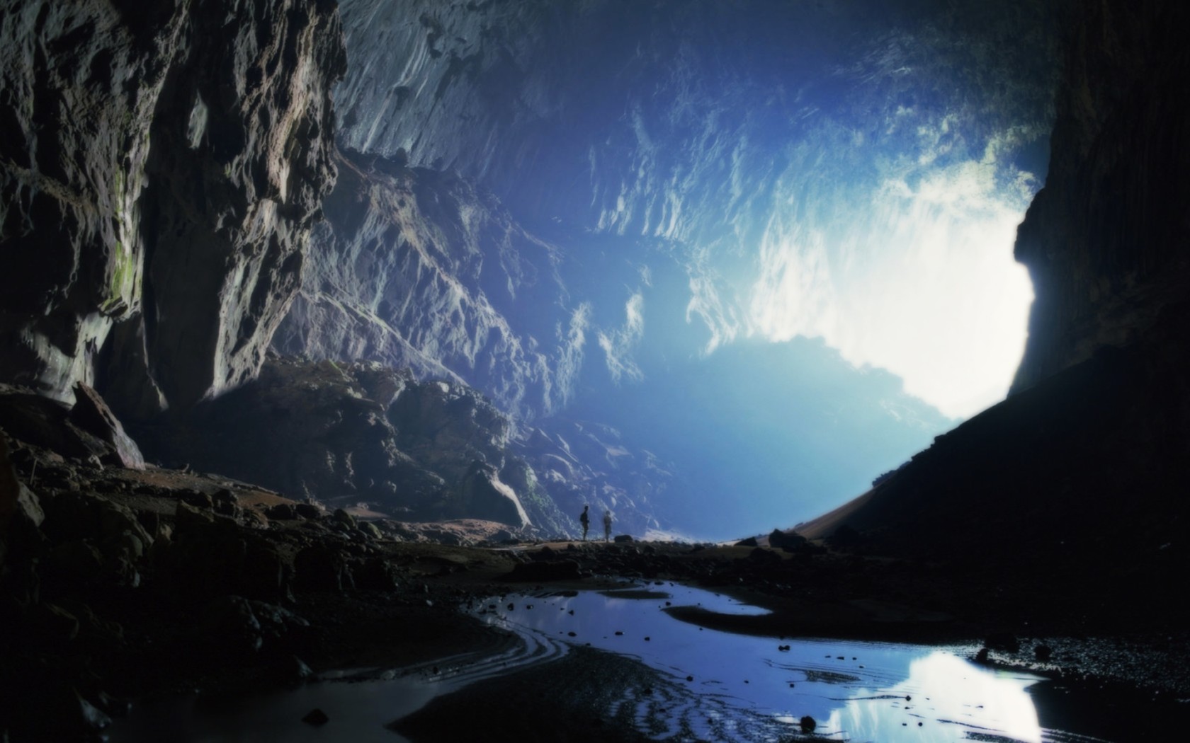 Огромная пещера в горах