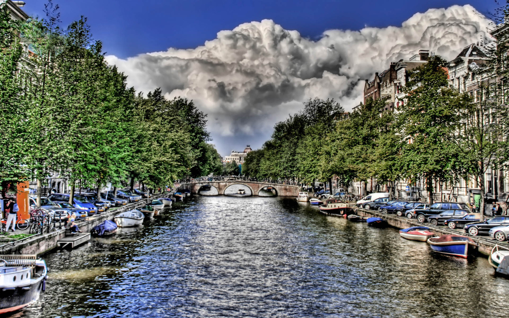 Река в городе