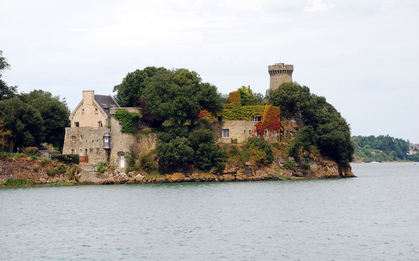 Поместье на скалистом берегу