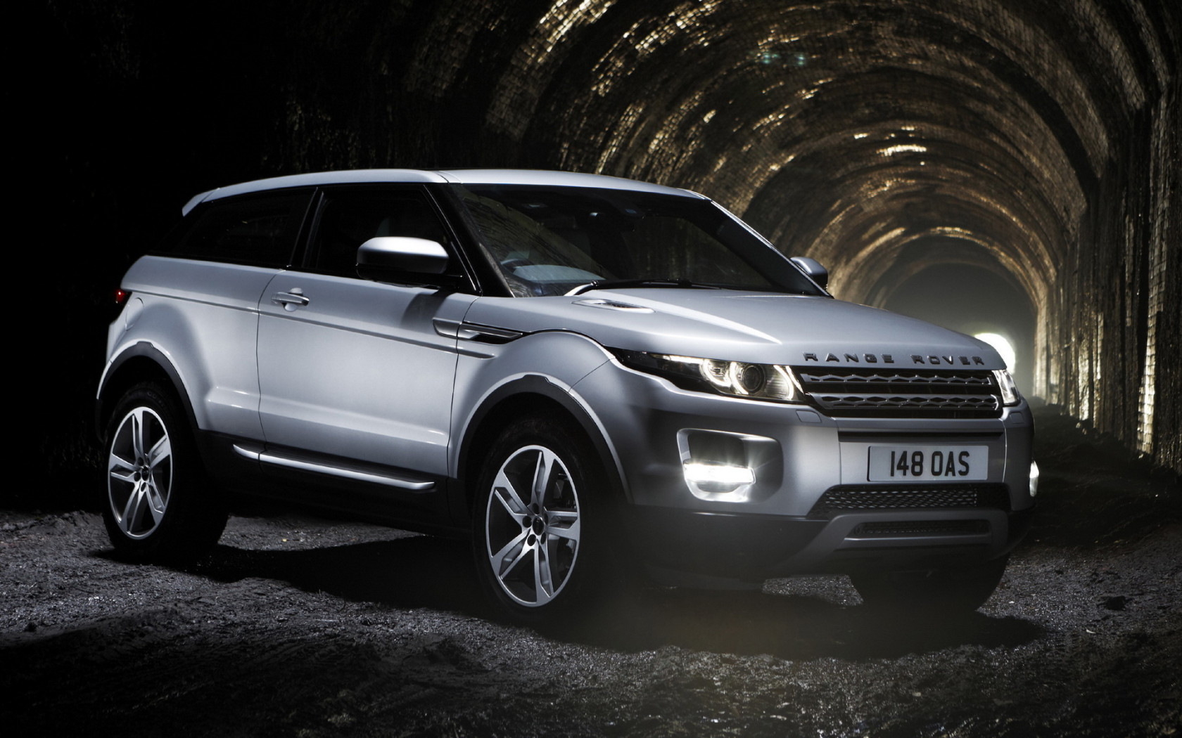 Range Rover Evoque в тоннеле