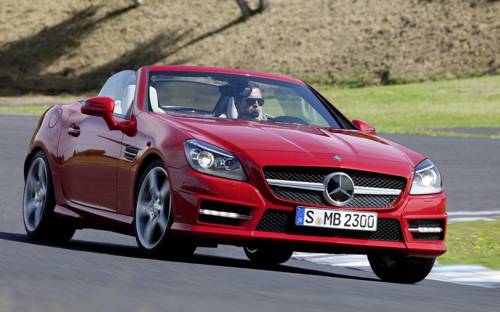 красный Mercedes-Benz