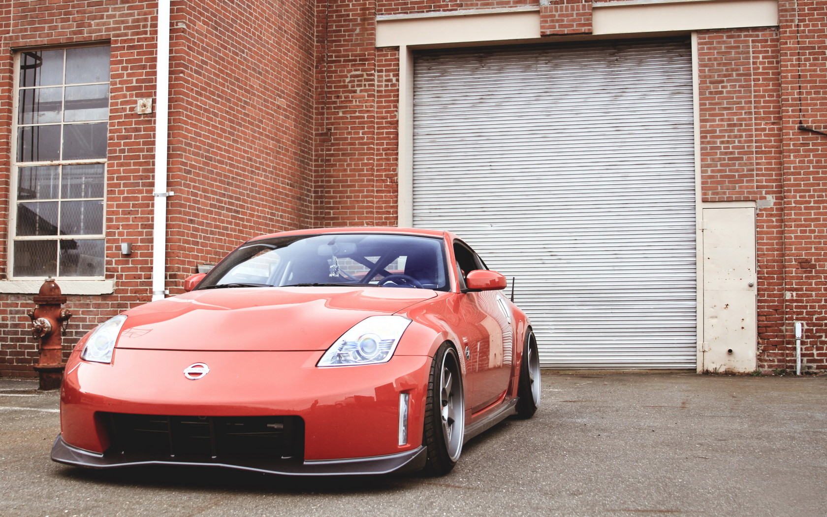 Красный Nissan 350Z