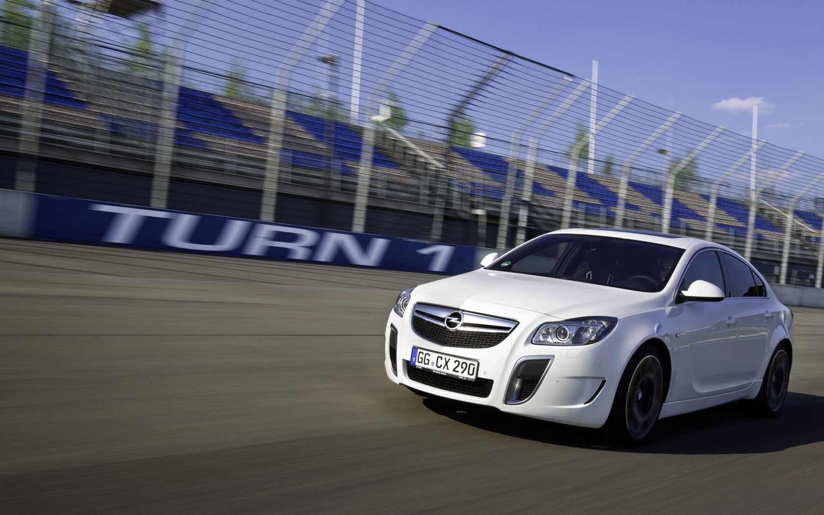 Opel Insignia на треке