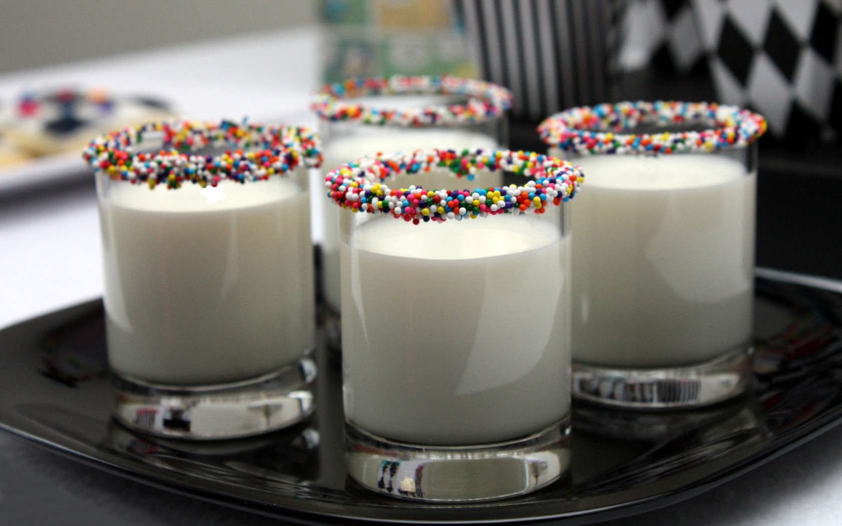 Молоко в стаканах