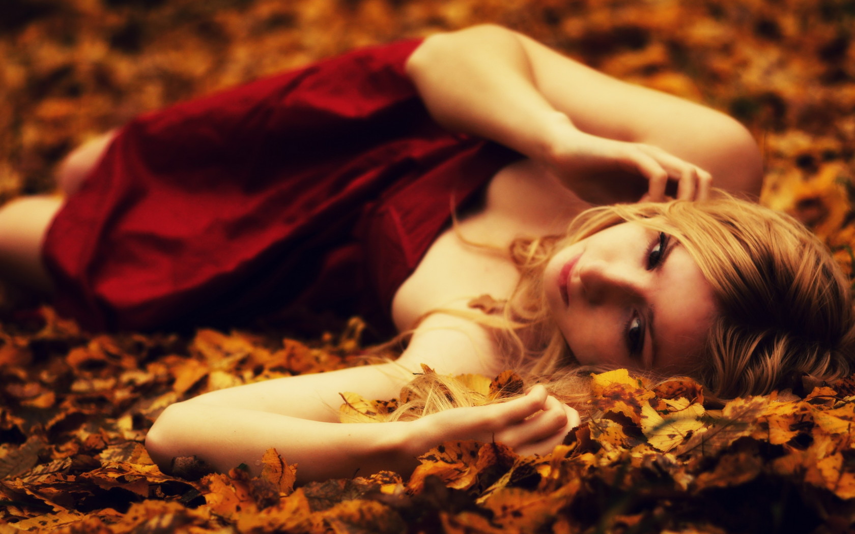 Блондинка на листве