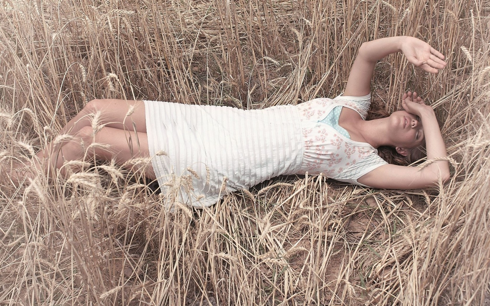 Девушка в поле