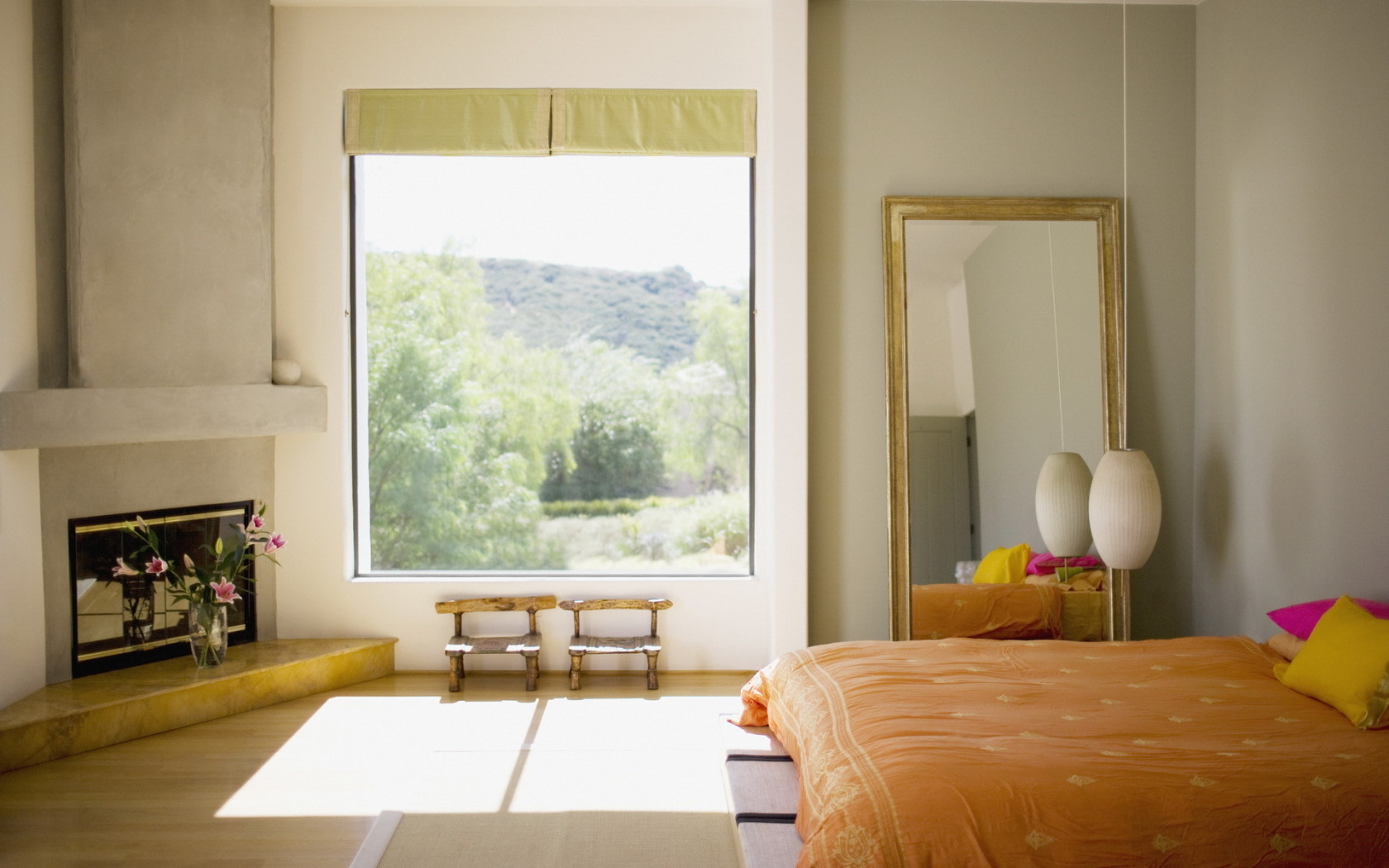 Спальня с камином