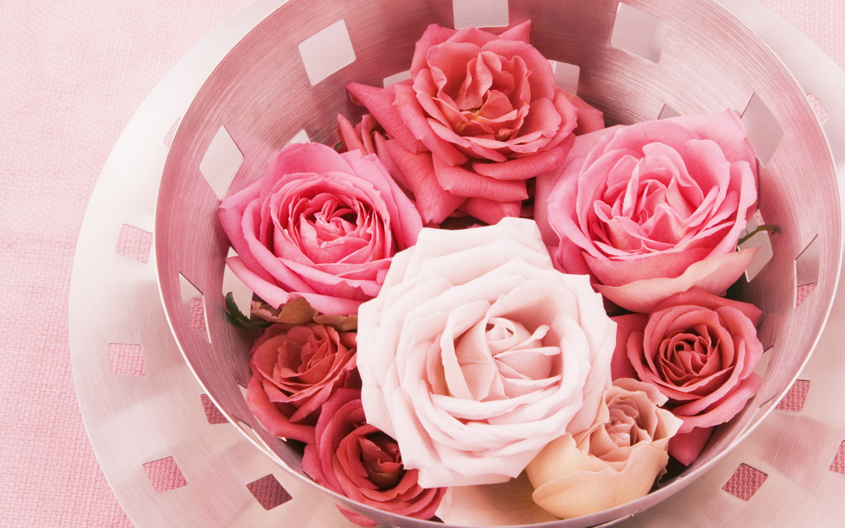 Бутоны роз в вазе