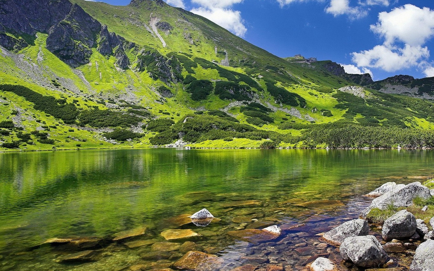 Озеро у подножия