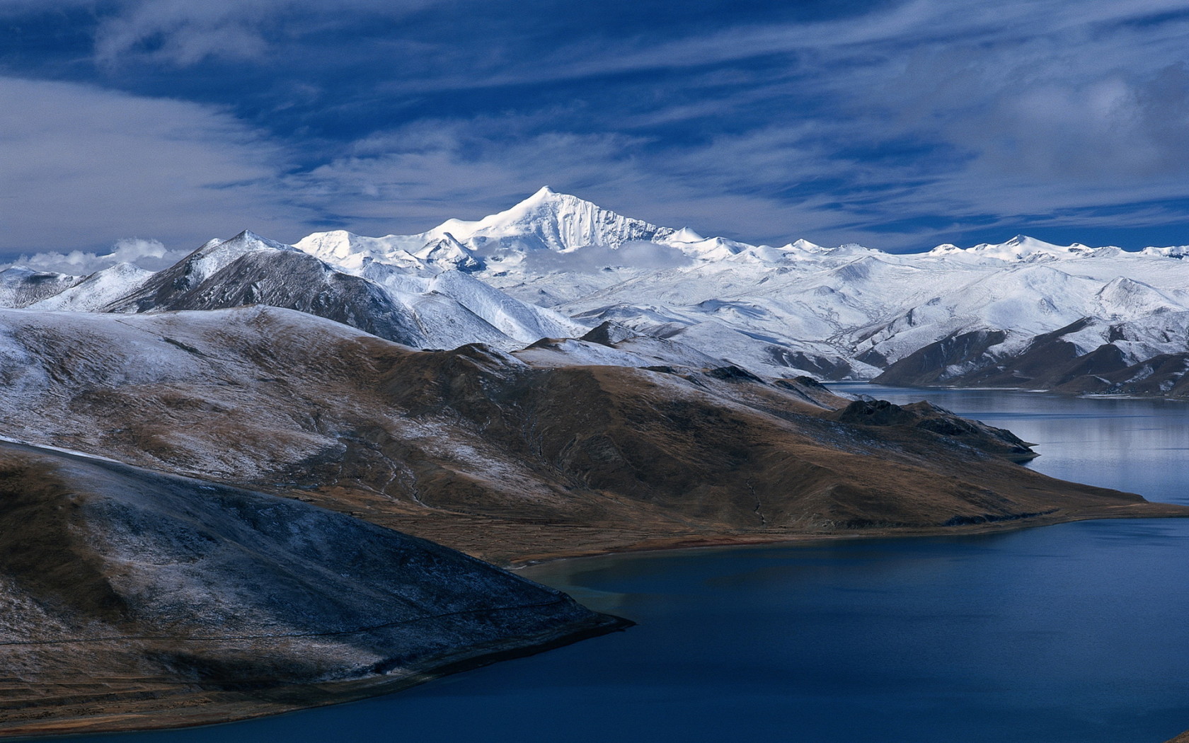 Озеро среди гор