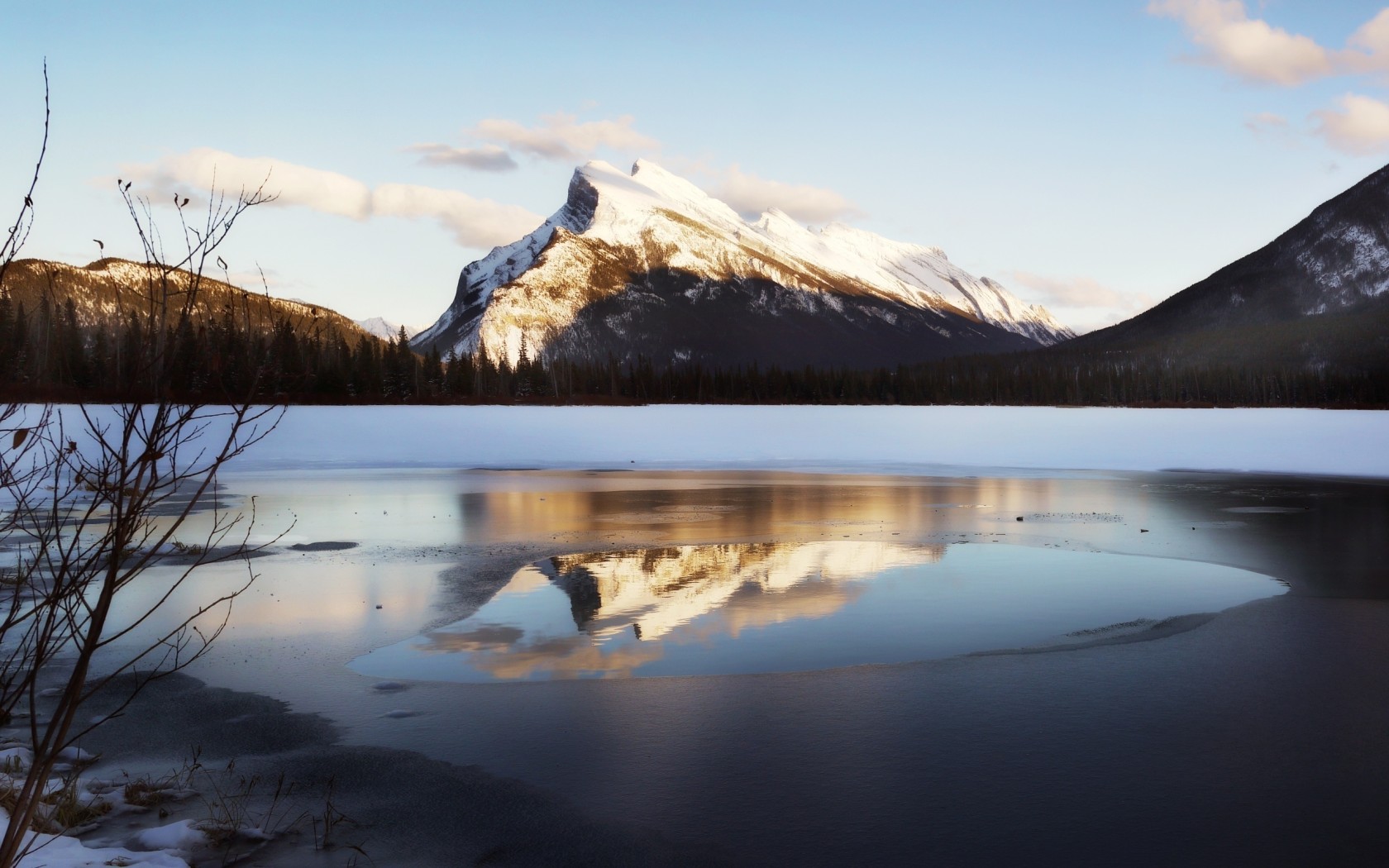 Горы и озеро