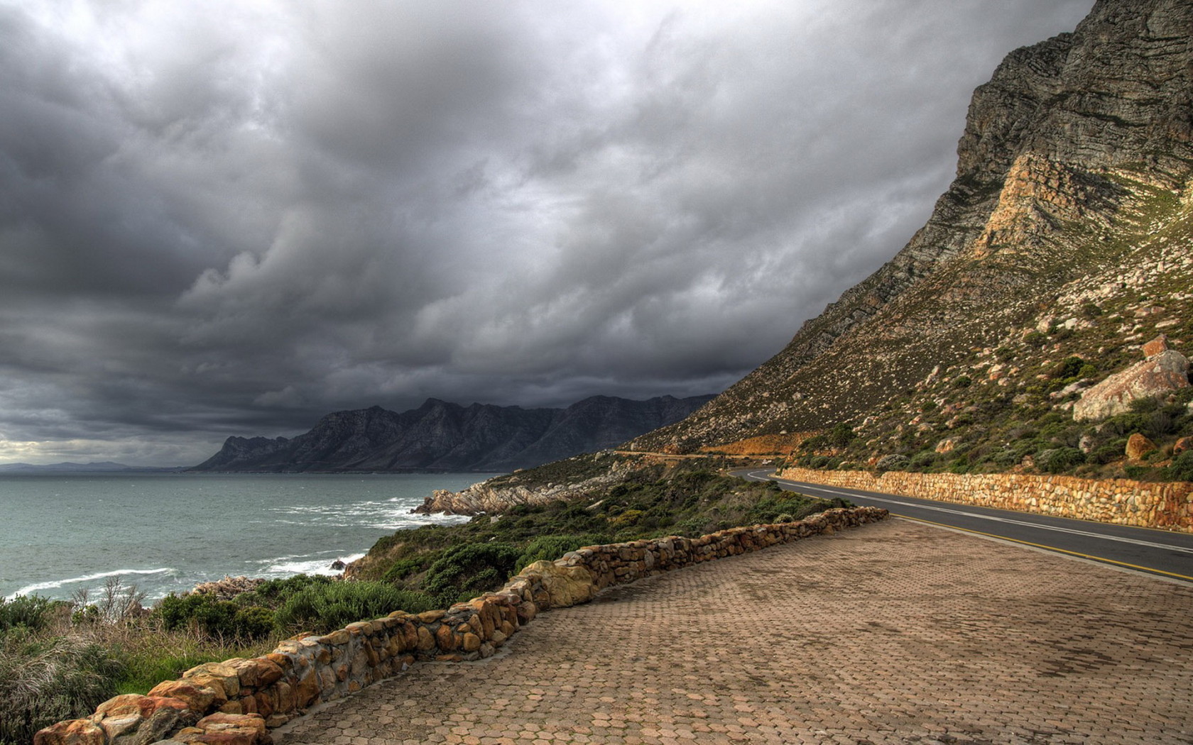 Горы и море