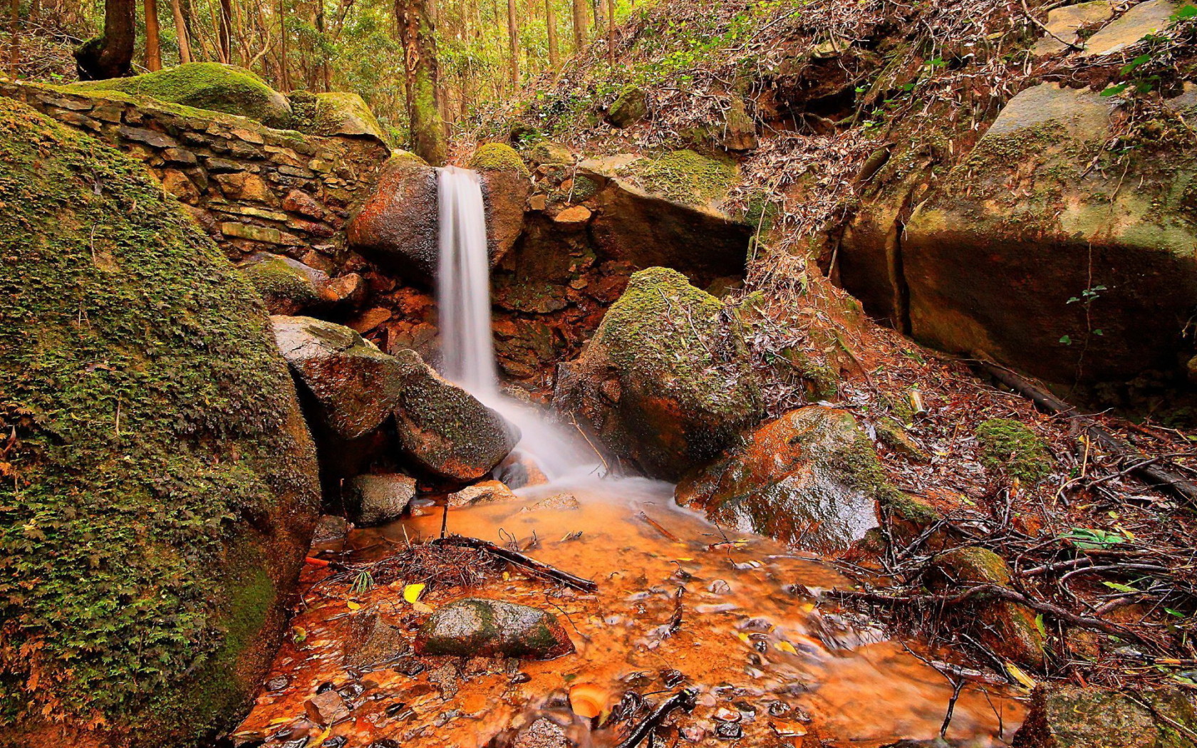 Ручей и камни