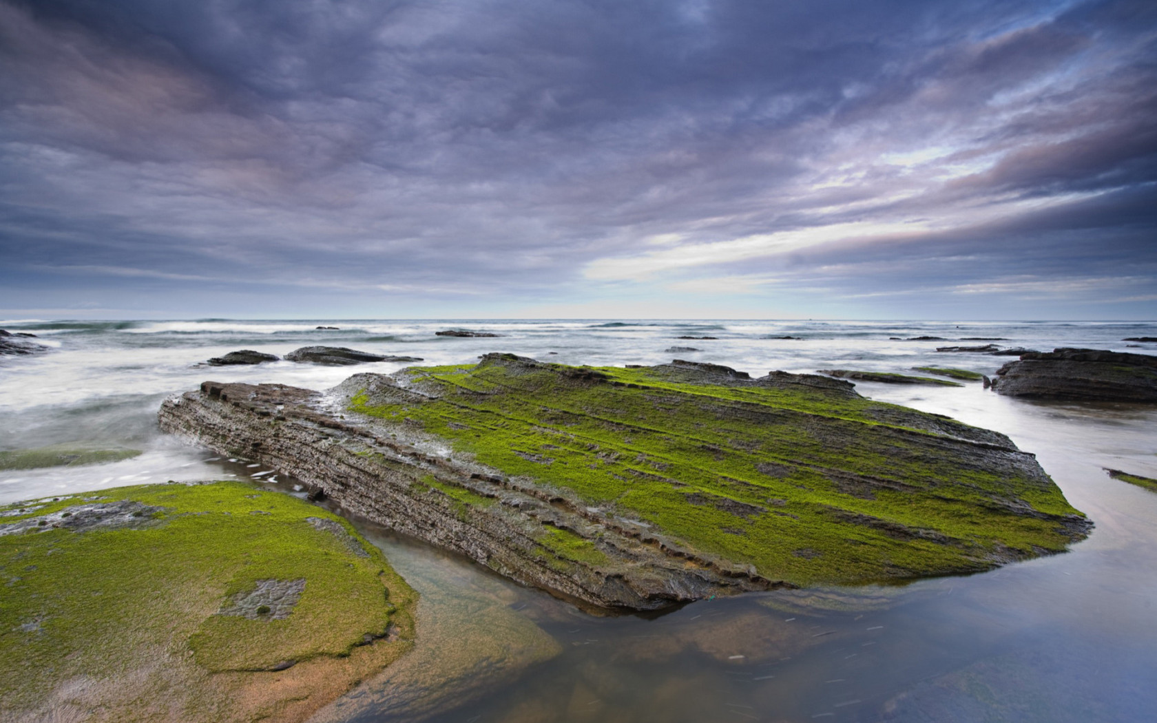 Камни у берега