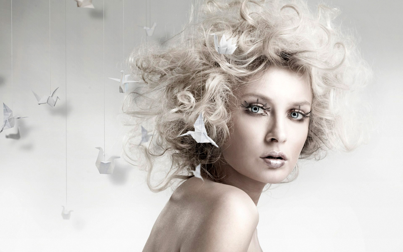 Девушка и птички