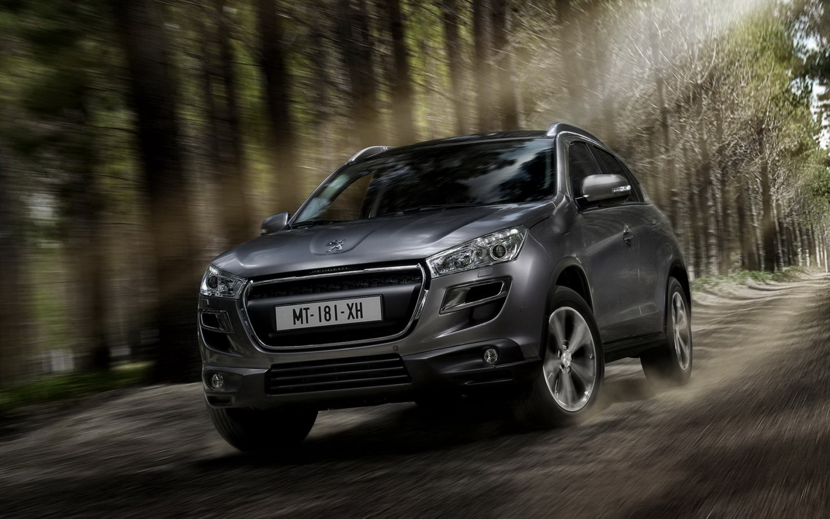 Peugeot 4008 в лесу