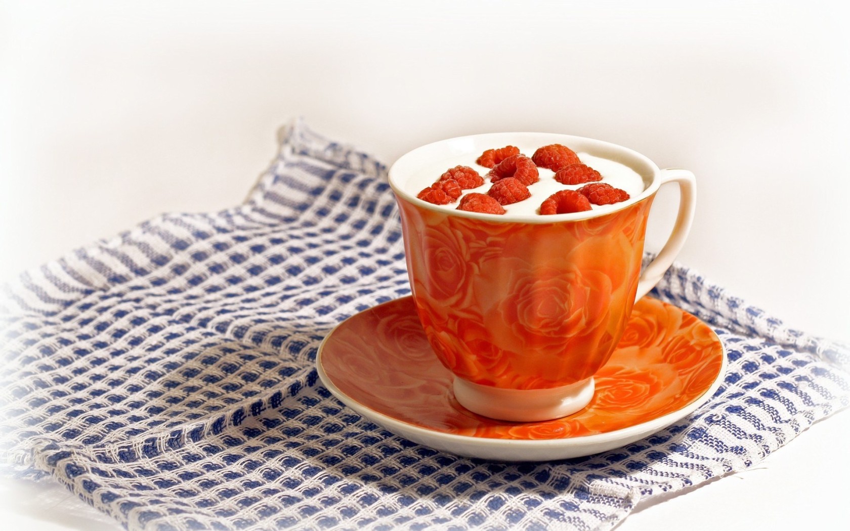 Йогурт с малиной