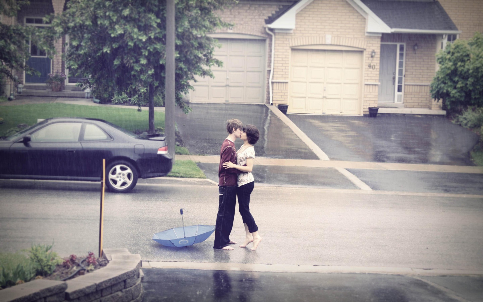 Поцелуй во время дождя