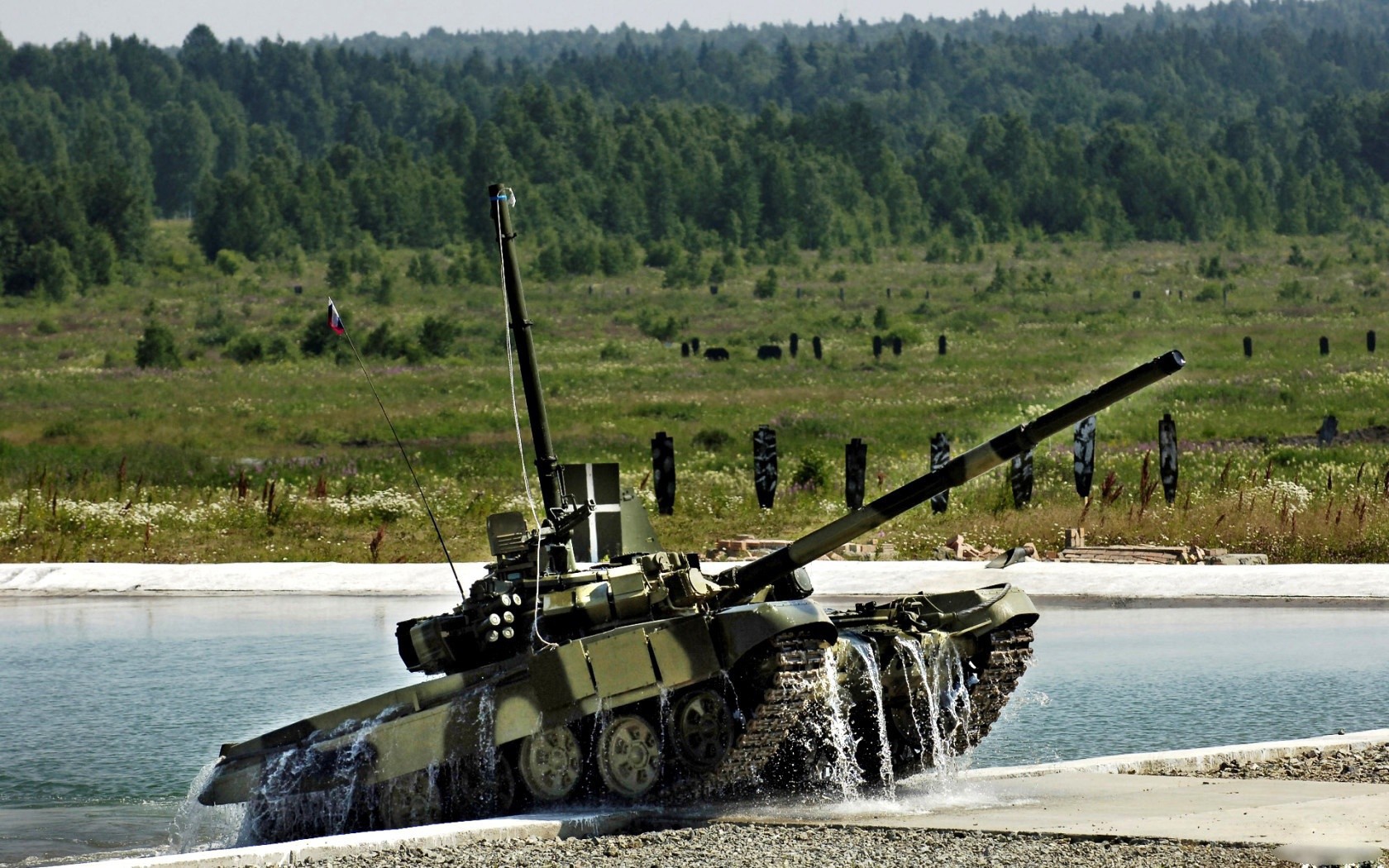 Танк выезжает из воды