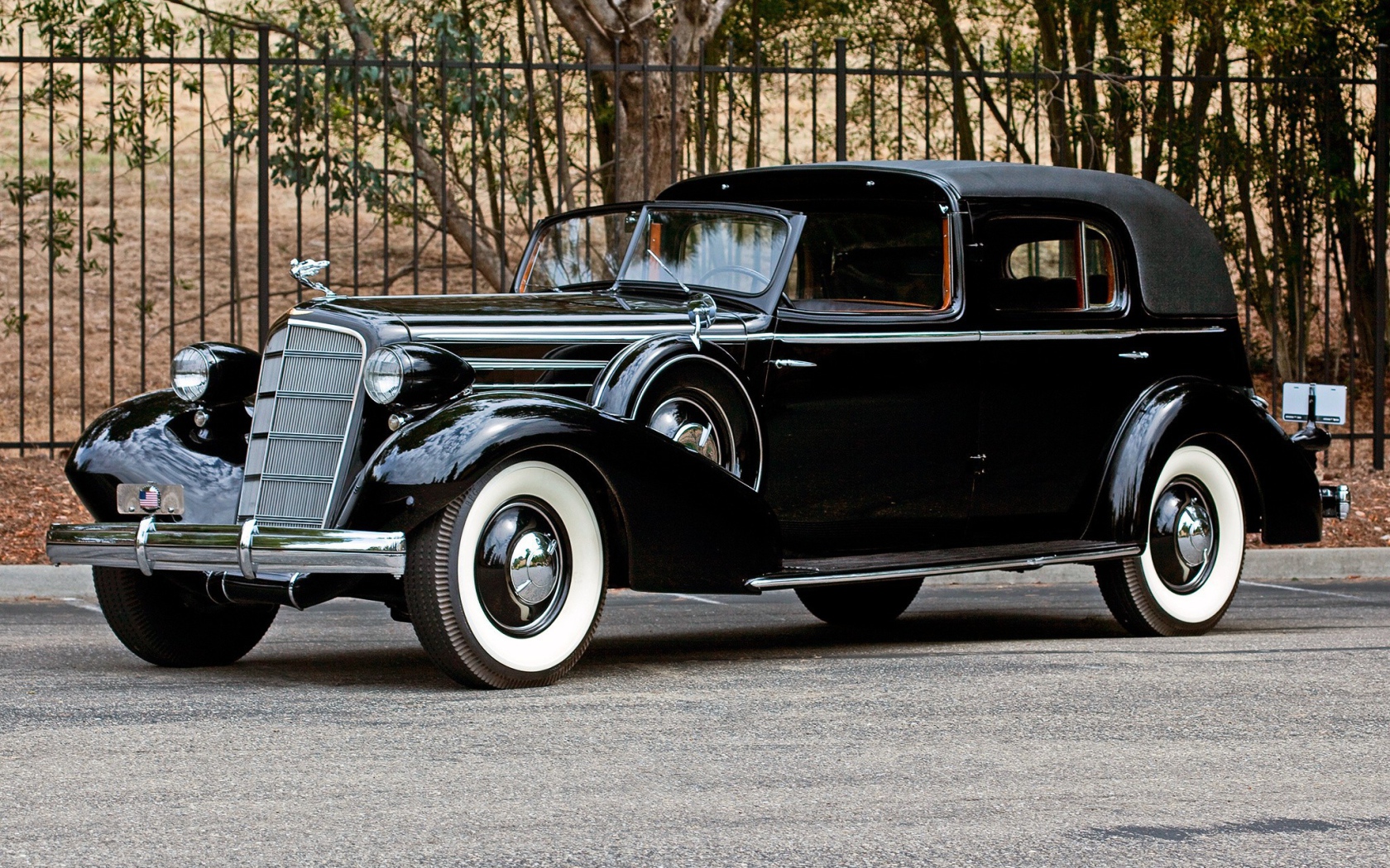 Черный Старинный автомобиль