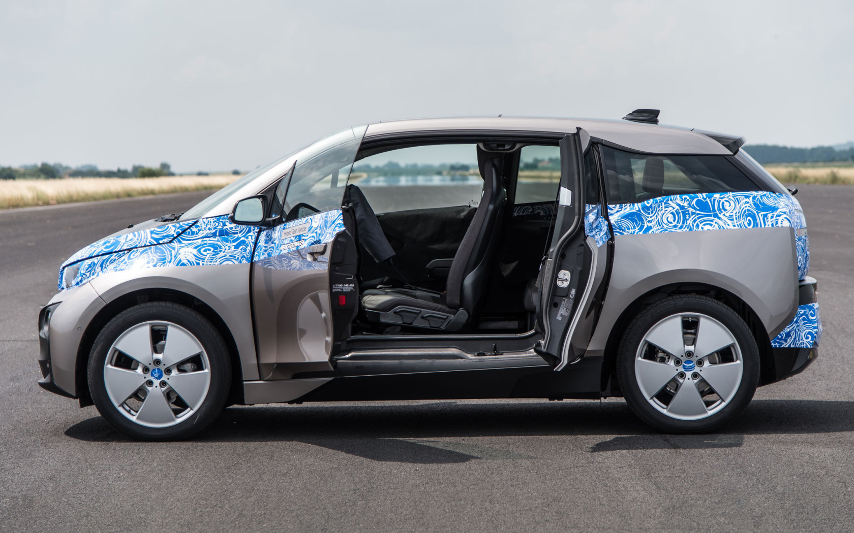 Прототип BMW i3 с открытыми дверями