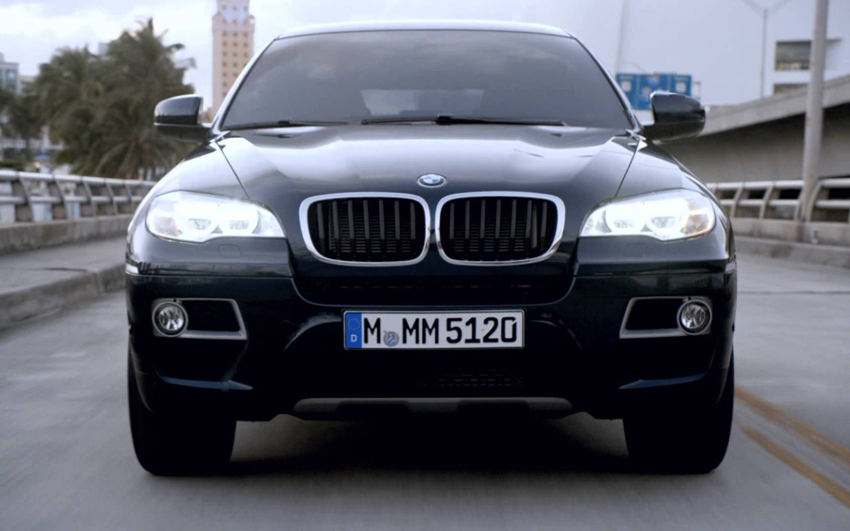 Черный BMW X4 кроссовер