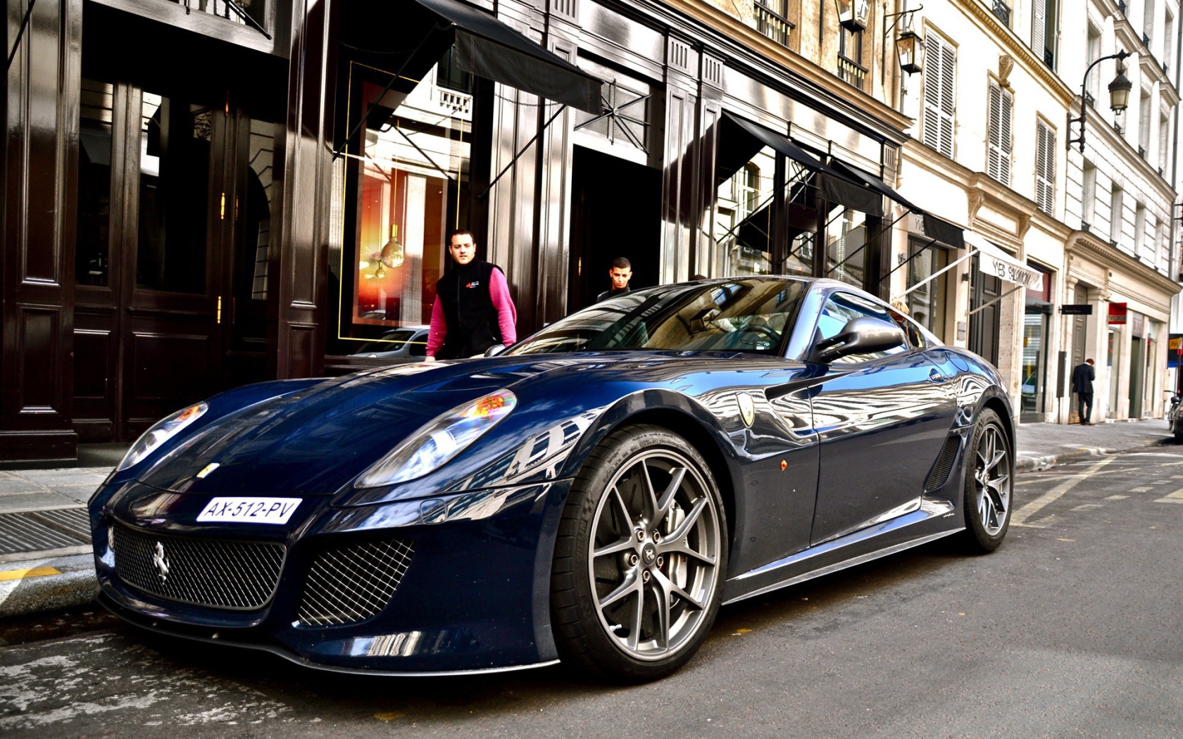 Автомобиль Феррари синий